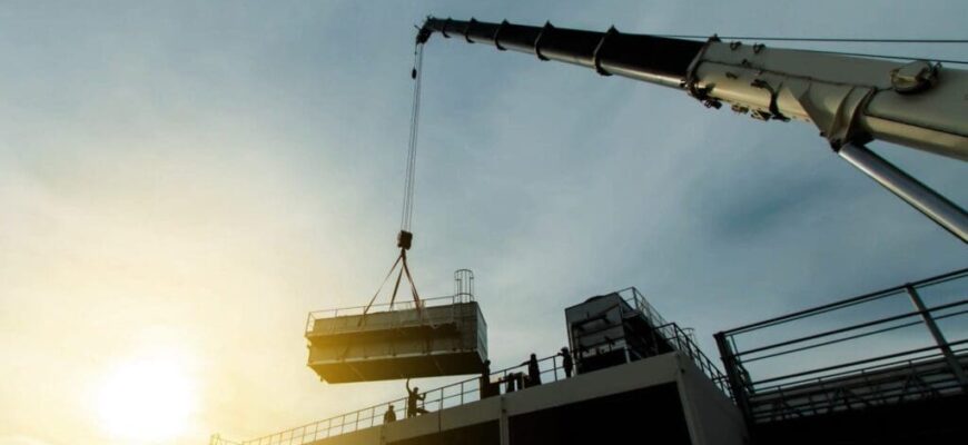 safe-crane-lift-heavyequipmentcollegesofamerica-1024x659